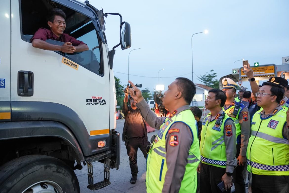 Kakorlantas Putar Balikkan Kendaraan Sumbu Tiga